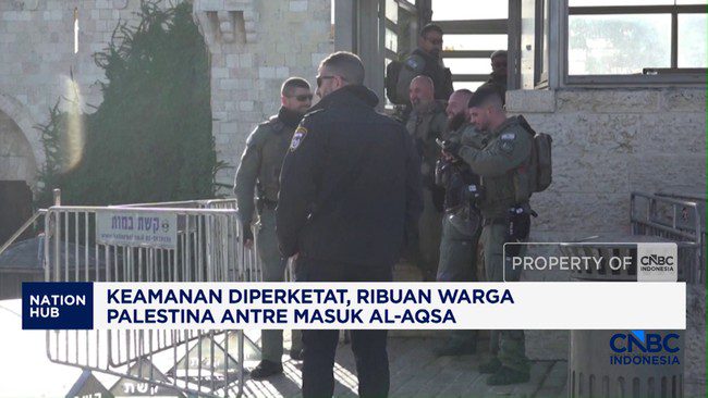 Keamanan Diperketat, Warga Palestina Antre Masuk Al-Aqsa