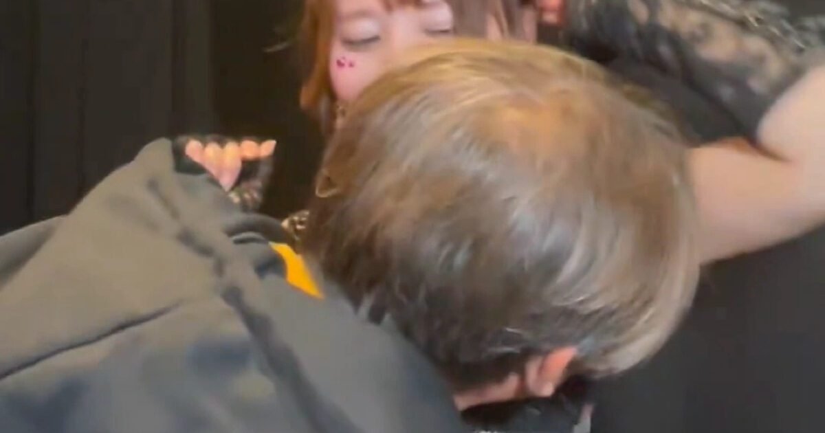 Fenomena Armpit-Sniffing: Layanan Unik yang Bikin Fans Terpukau!