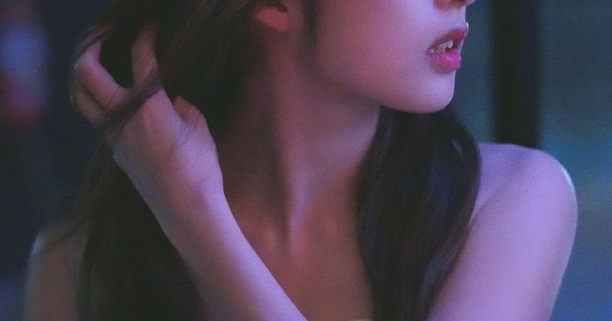 Aksi Braless Aktris Favorit Bikin Netizen Heboh!