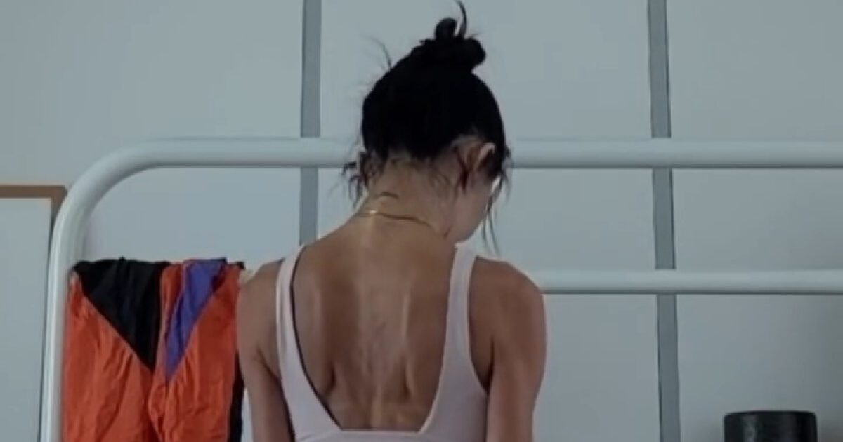 Bintang K-Pop Ini Bikin Heboh dengan Otot Perut dan Punggung yang Menggoda!