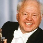 Mickey Rooney Menolak Salah Satu Peran Sitkom Terhebat Sepanjang Masa, Ungkap Norman Lear!