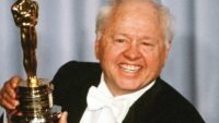Mickey Rooney Menolak Salah Satu Peran Sitkom Terhebat Sepanjang Masa, Ungkap Norman Lear!