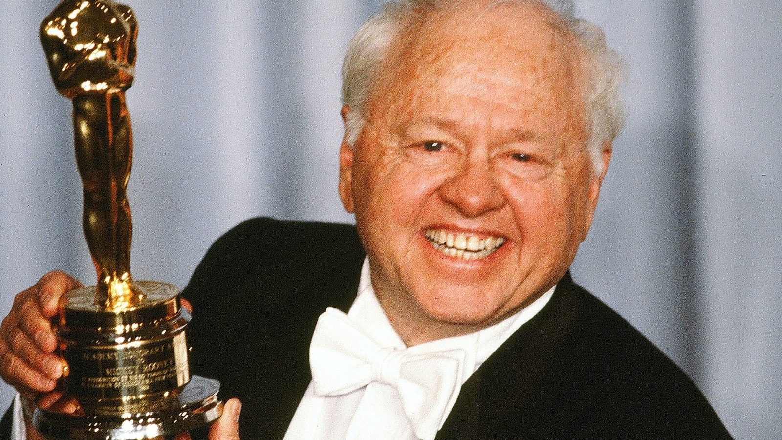 Mickey Rooney Menolak Salah Satu Peran Sitkom Terhebat Sepanjang Masa, Ungkap Norman Lear!