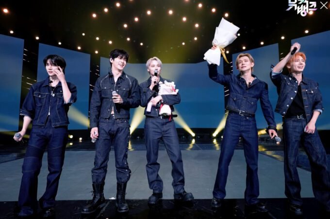 TXT Raih Kemenangan ke-3 untuk "Stick With You" di "Music Bank"; Tampilkan Penampilan Spektakuler dari LE SSERAFIM, UNCHILD, dan Banyak Lainnya!