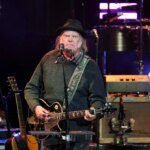Neil Young Tampil Perdana di 2026 dalam Konser Amal di Vancouver!