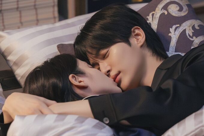 IU dan Byeon Woo Seok Rayakan Malam Pertama Mereka sebagai Pasangan Suami Istri di "Perfect Crown"!