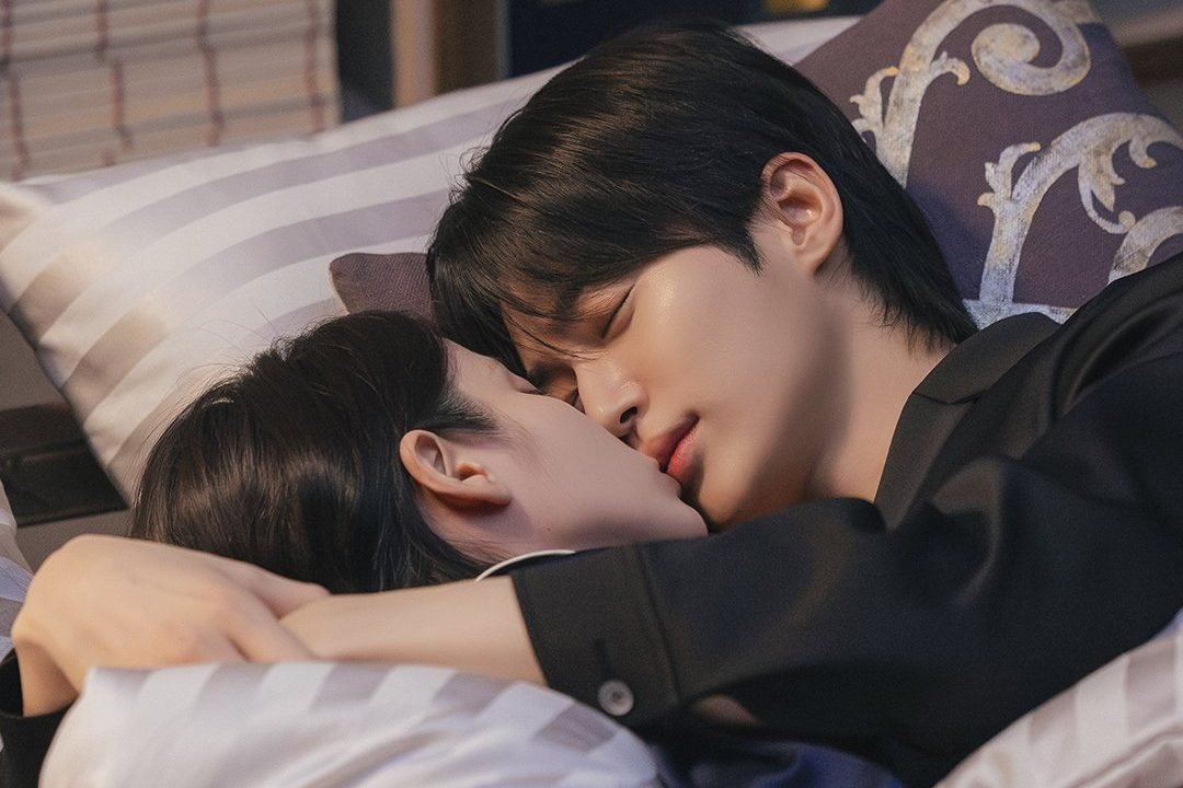 IU dan Byeon Woo Seok Rayakan Malam Pertama Mereka sebagai Pasangan Suami Istri di "Perfect Crown"!