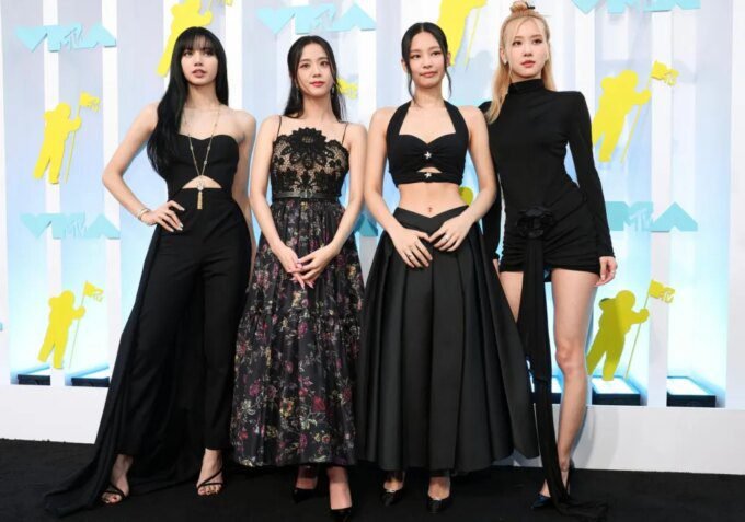 Highlight! BLACKPINK: JENNIE, JISOO, LISA & ROSÉ Memukau di Karpet Merah Met Gala!