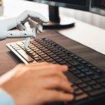 CEO Airbnb Ungkap: 'AI untuk Travel dan E-commerce Belum Dikuasai Siapa Pun' — Namun AI Kini Menulis 60% Kode Baru Mereka!