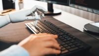 CEO Airbnb Ungkap: 'AI untuk Travel dan E-commerce Belum Dikuasai Siapa Pun' — Namun AI Kini Menulis 60% Kode Baru Mereka!