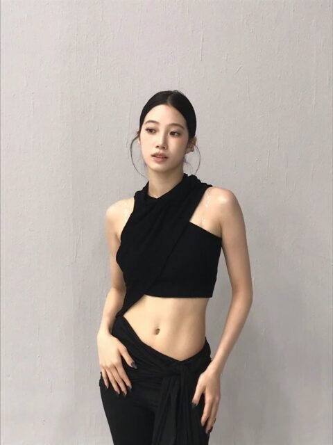 Kazuha flaunting defined abs
