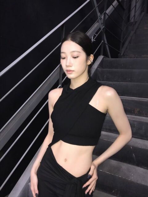 Kazuha showcasing her toned arms
