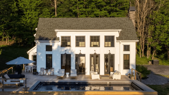 11 Rekomendasi Airbnb Musim Panas Dekat NYC: Akses ke Kolam Renang, Danau, dan Pantai yang Menggoda