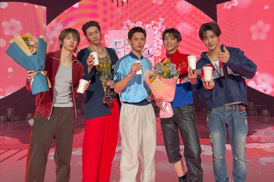 CORTIS Raih Kemenangan Ke-5 untuk “REDRED” di “Music Bank”; Saksikan Penampilan BOYNEXTDOOR, FLARE U, dan Banyak Lagi!