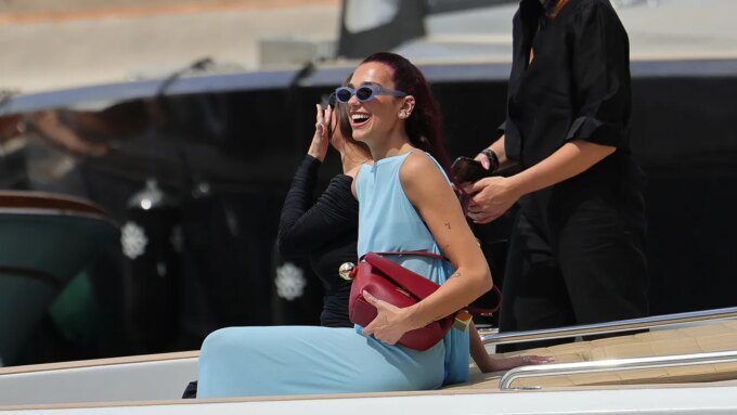 Bandara Ini Takut Kedatangan Dua Lipa—Intip Cara Liburan Musim Panas Seperti Bintang Pop Ini!