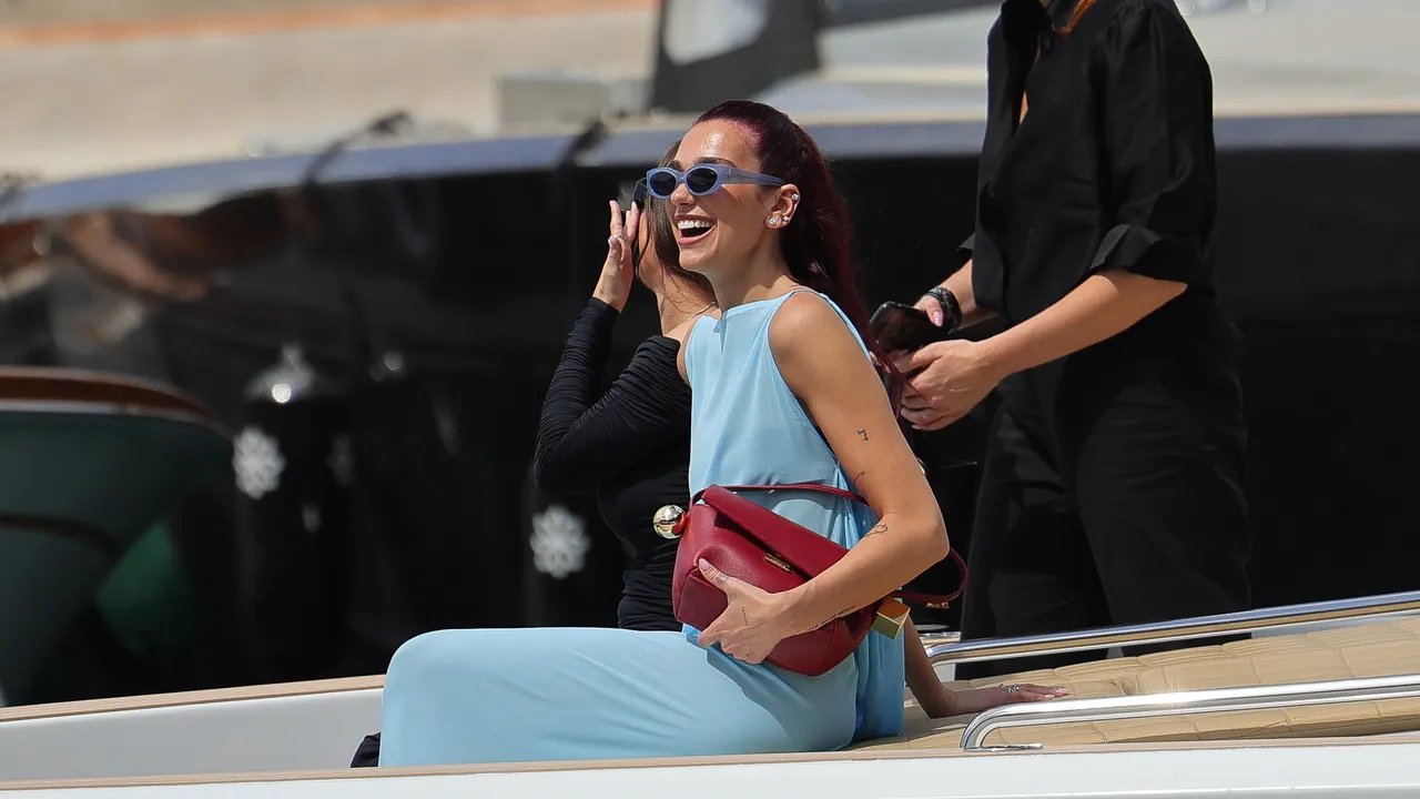 Bandara Ini Takut Kedatangan Dua Lipa—Intip Cara Liburan Musim Panas Seperti Bintang Pop Ini!
