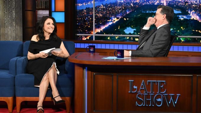 Julia Louis-Dreyfus Beri Penghormatan ke Stephen Colbert Sebagai Selina Meyer di Veep — Tonton Sekarang!
