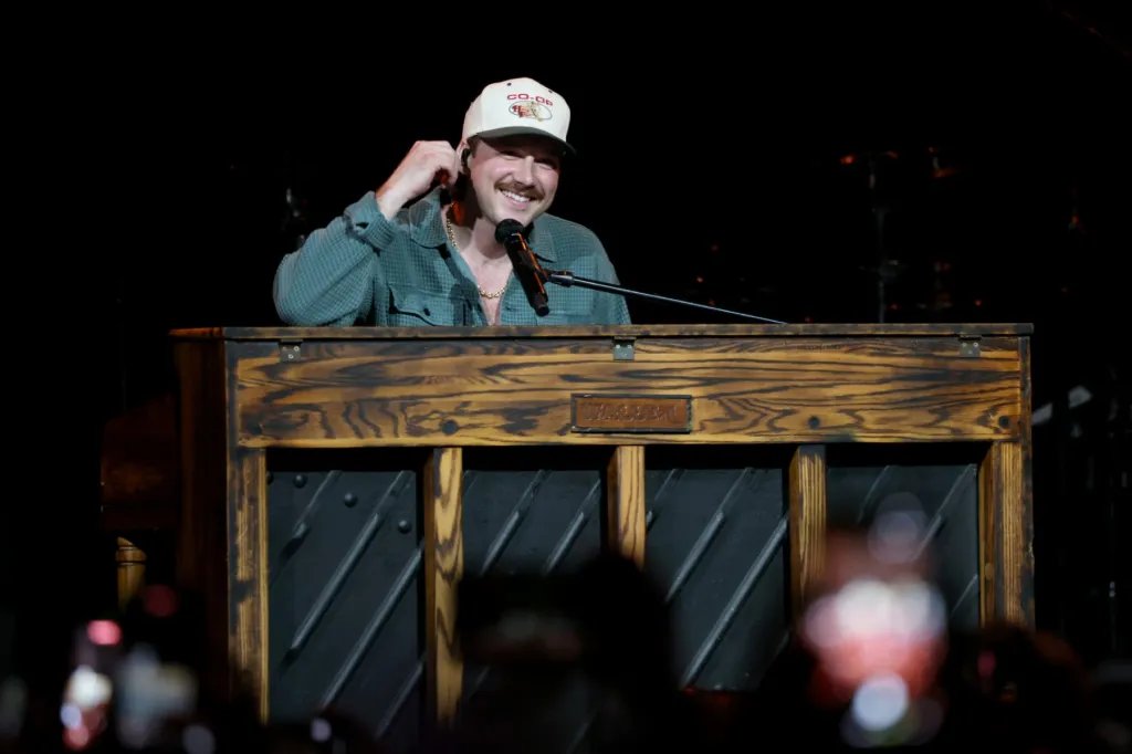 Morgan Wallen Gegerkan Denver Setelah Piano Terbalik Saat 'Sand In My Boots' Mengalami Glitch!