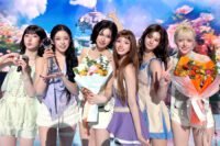 NMIXX Raih Kemenangan Kedua untuk "Heavy Serenade" di "Music Bank"; Tampil Menarik Bersama LE SSERAFIM, ZEROBASEONE, dan Lainnya!