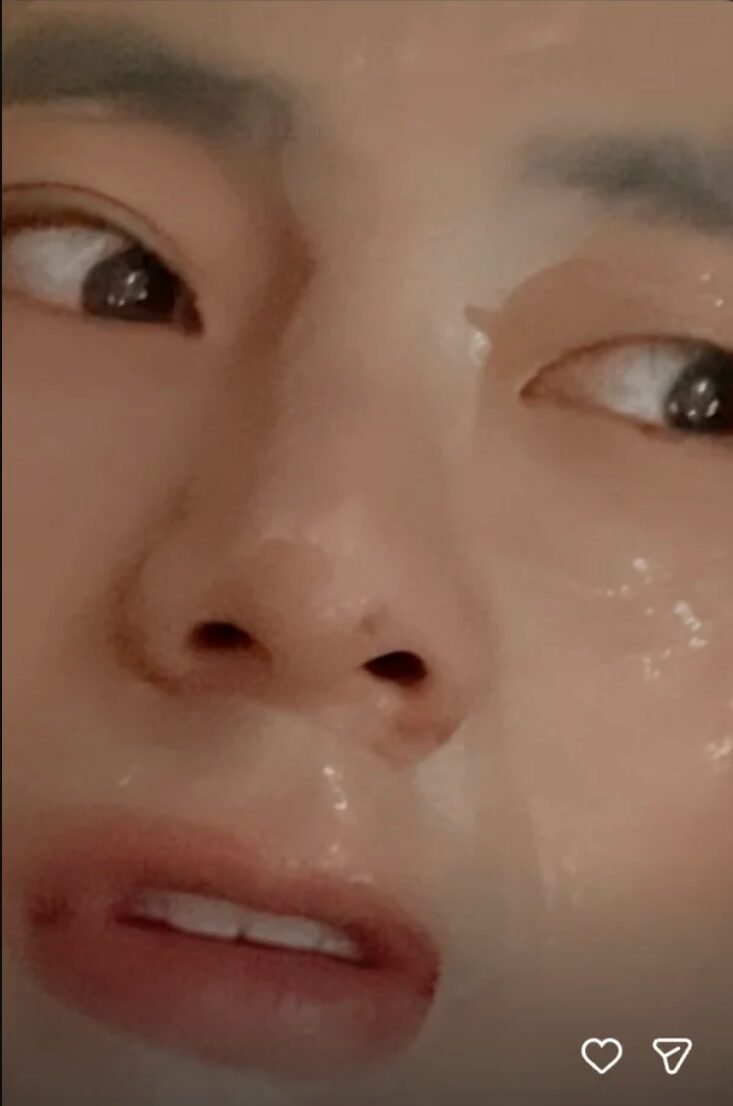 V dengan masker
