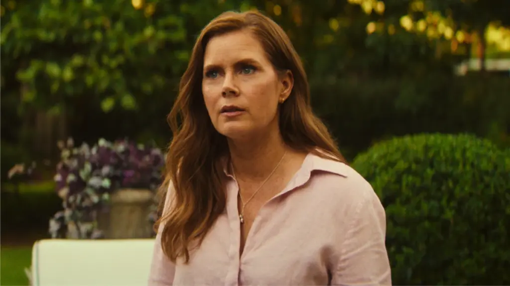 Amy Adams memberikan ekspresi tegas sebagai pengacara Anna Bowden dalam adegan tegang di adaptasi serial asli Apple TV+ ‘CAPE FEAR’. 