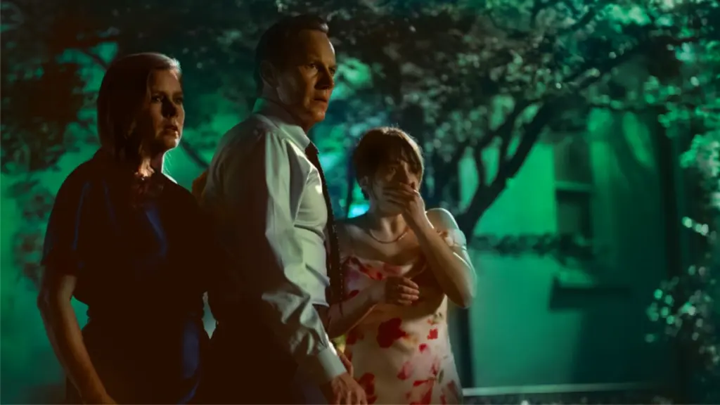 Amy Adams, Patrick Wilson, dan Lily Collias berperan sebagai keluarga Bowden yang berdiri bersama dalam ketakutan di CAPE FEAR di Apple TV+. 