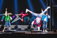 Kang Dong Won, Um Tae Goo, dan Park Ji Hyun Tampil Bertenaga di Panggung “Wild Sing”!