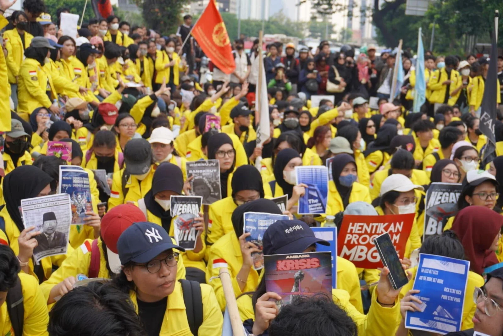 “Naiknya Harga BBM dan Ambruknya Rupiah: Tekanan Berat bagi Prabowo di Tengah Aksi Protes Mahasiswa!”